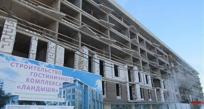 Вид с улица Саморы Мишела на Комплекс апартаментов Ландыши Квартирный контроль