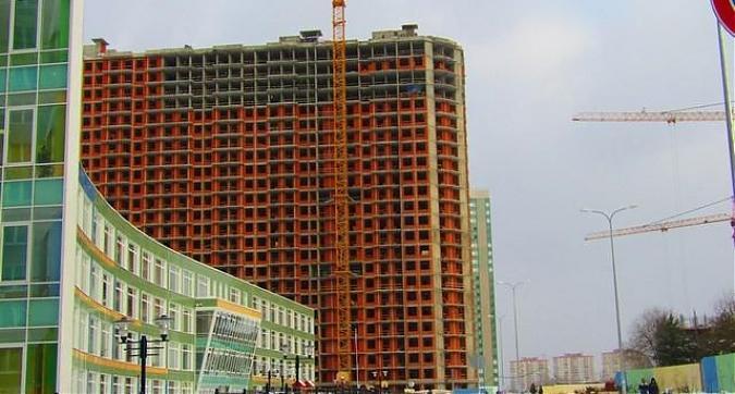 ЖК Изумрудные холмы - вид на 15-й корпус со стороны бульвара Космонавтов Квартирный контроль