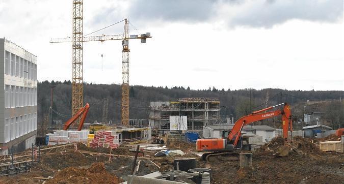 ЖК Изумрудные Холмы - корпус 17, вид со стороны бульвара Косманавтов Квартирный контроль