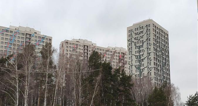 ЖК Белые Росы, корпуса 1(слева), 2 (по середине)  и 1А (справа), вид с ул. Сосновой, фото 1 Квартирный контроль