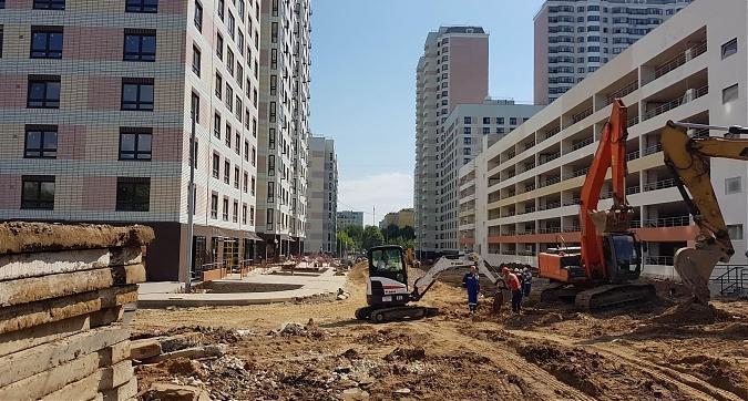 Придомовое пространство между Корпусом 1 и паркингом. Квартирный контроль