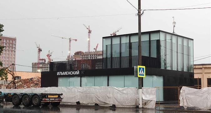 ЖК Ильменский 17, офис продаж, вид с Ильменского пр-да, фото 7 Квартирный контроль