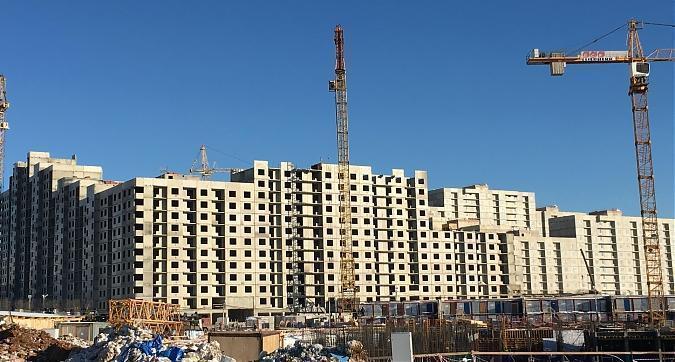 Вид с Производственной улицы на жилой комплекс Лучи Квартирный контроль