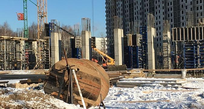Вид с Производственной улицы на жилой комплекс Лучи Квартирный контроль