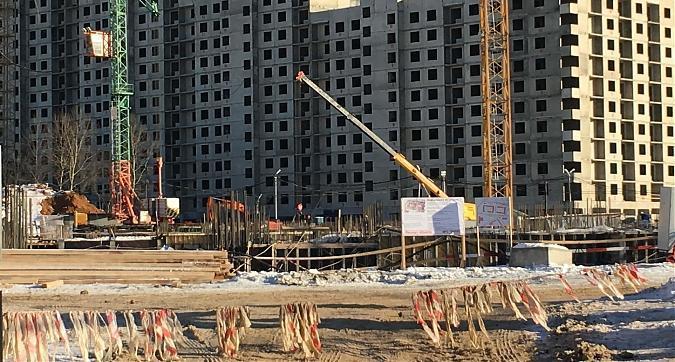 Вид с Производственной улицы на жилой комплекс Лучи Квартирный контроль