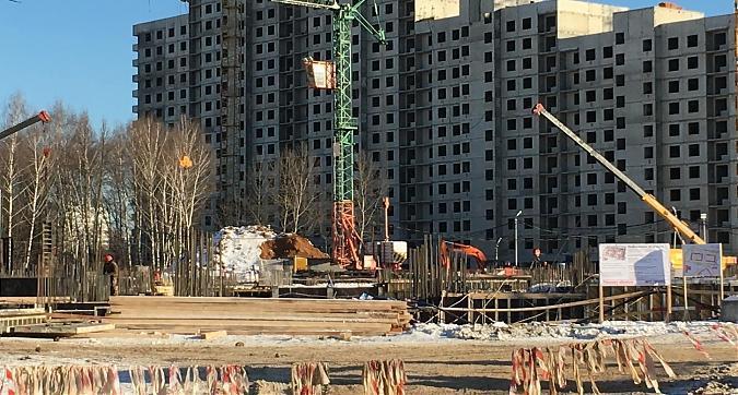 Вид с Производственной улицы на жилой комплекс Лучи Квартирный контроль