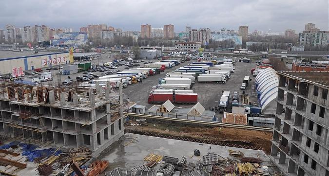Вид на стоянку сельгроса из 2го корпуса ЖК Котельнические высотки Квартирный контроль