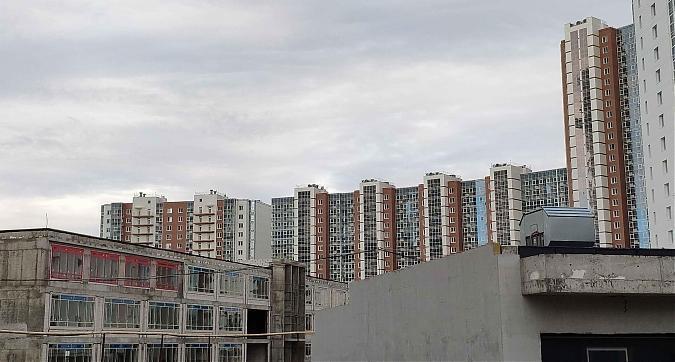 ЖК Маяк, корпус 4 и школа, вид с ул. Юннатов, фото 7 Квартирный контроль