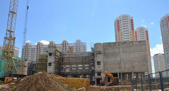 ЖК Первый Московский, школа на территории жилого комплекса, вид с улицы Атласова, фото 2 Квартирный контроль