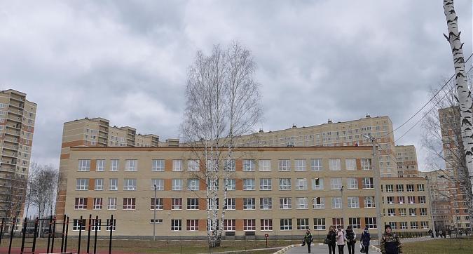 ЖК Зеленая околица, школа на территории жилого комплекса вид с улицы Березовая просека Квартирный контроль
