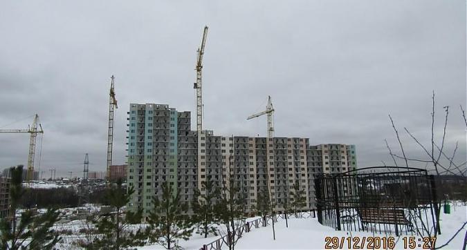 ЖК Мир Митино - вид корпус 8 из посёлка Рождествено Квартирный контроль