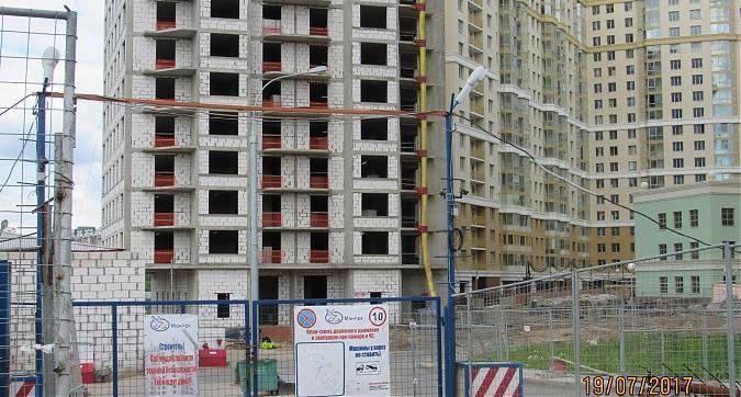 ЖК Мосфильмовский - вид на строительство 13-го корпуса с Мосфильмовской улицы Квартирный контроль