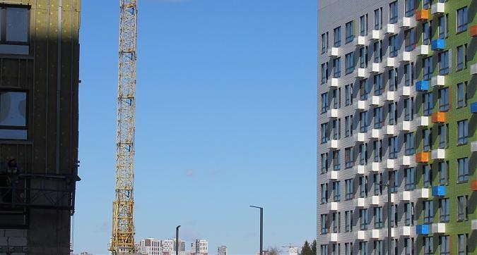 ЖК Бунинские Луга, корпус 2.4.2, возведение стен, вид с ул. Александры Монаховой, фото - 9 Квартирный контроль