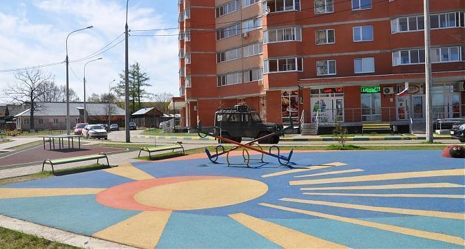 Детская площадка перед 1-м корпусом в ЖК Солнечная долина Квартирный контроль
