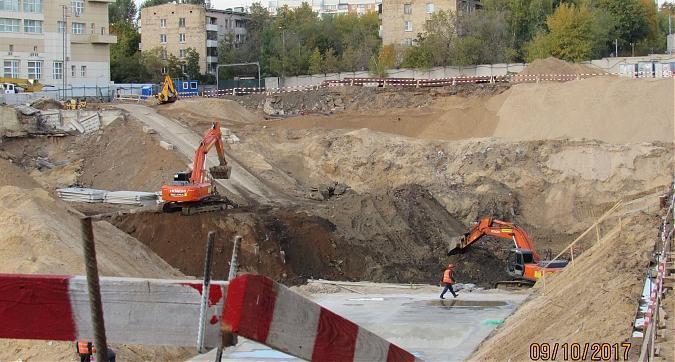 ЖК Серебряный парк (Паршина, 10) - работы по обустройству котлована, вид с улицы Паршина, фото 3 Квартирный контроль