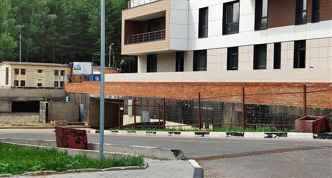 ЖК Загородный Квартал, въезд в подземный паркинг корпуса 8, вид с Шереметьевской ул., фото 13 Квартирный контроль