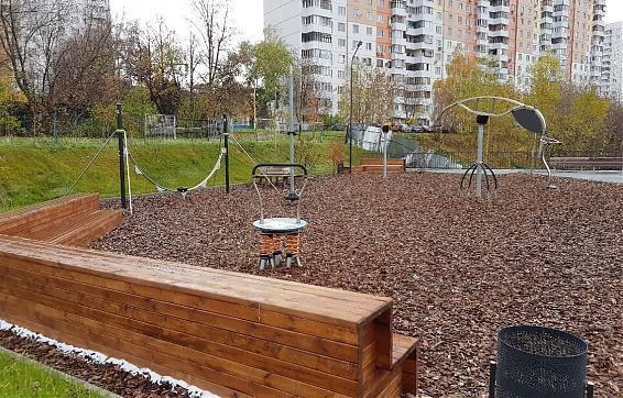 ЖК Маршала Захарова 7 - детская площадка в торце дома Квартирный контроль