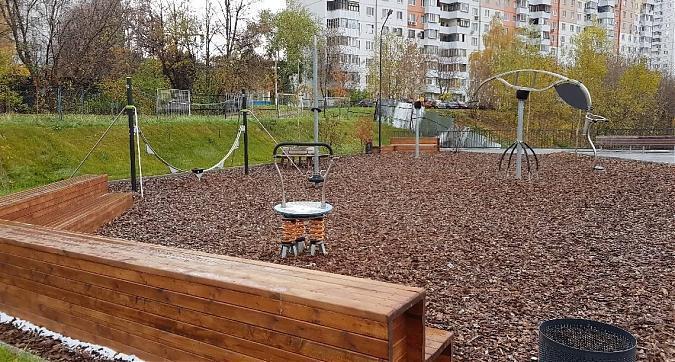 ЖК Маршала Захарова 7 - детская площадка в торце дома Квартирный контроль
