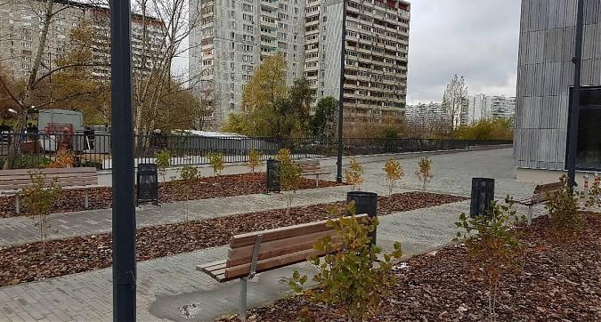 ЖК Маршала Захарова 7 - зона отдыха около детской площадки Квартирный контроль