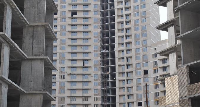 ЖК Центральный - в корпусе 52а ведутся работы по остеклению  Квартирный контроль