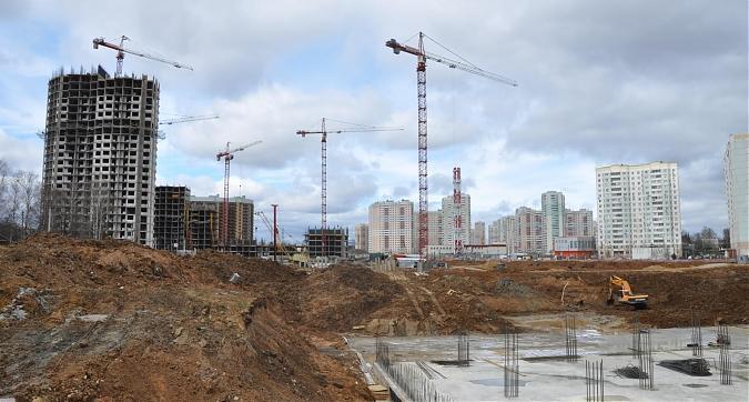 Вид на 8 корпус с парковки в UP - квартале Сколковский Квартирный контроль