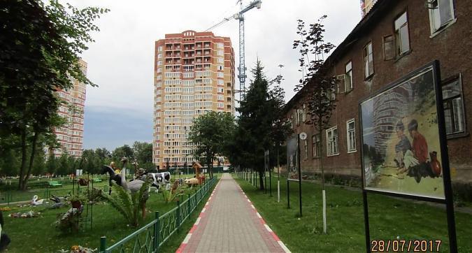 ЖК на ул. Школьная, 7 - вид на благоустроенную территорию и строящийся корпус с южной стороны Квартирный контроль