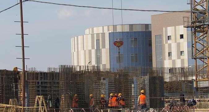 ЖК Позитив - вид с Родниковой улицы на строительство 6-го корпуса Квартирный контроль
