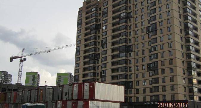 Вид на строящийся жилой комплекс со стороны проспекта Астрахова Квартирный контроль