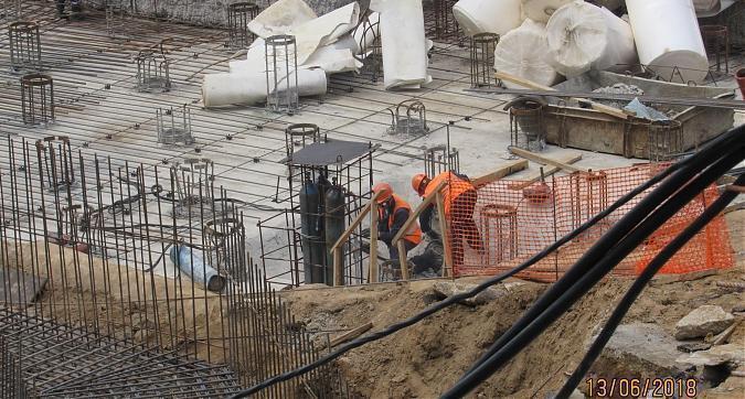 ЖК Мосфильмовский, 14-й корпус - монолитные работы, вид с Мосфильмовской улицы, фото 2 Квартирный контроль