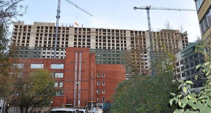 Вид на Многоуровневый паркинг из кирпича позади корпус 3 Квартирный контроль