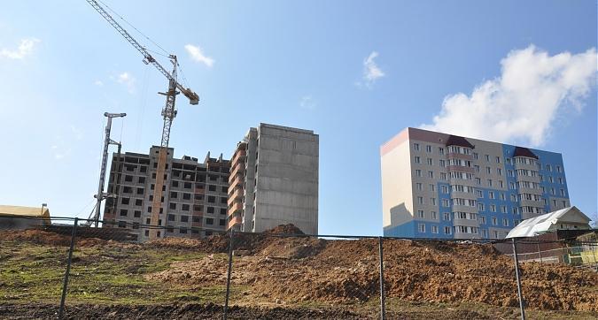 Вид на стройку со стороны дороги в ЖК Сходня парк Квартирный контроль
