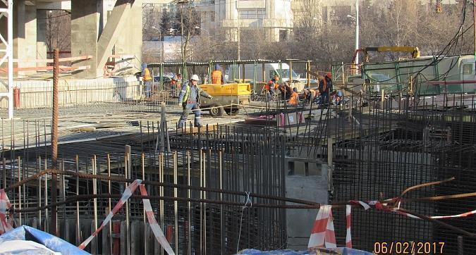 Вид с Мосфильмовской улицы на МФК Штаб-Квартира на Мосфильмовской Квартирный контроль